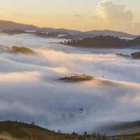 知乎热主编林见山在书桌前审读稿件，桌面摊着打印出的榜单截图与标注笔记，台灯暖光落在纸面上